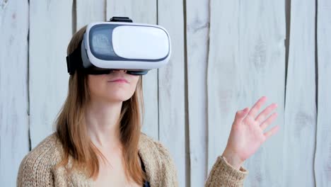 Junge-Frau-mit-Virtual-Reality-Brille