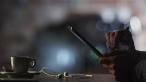 Using-Tablet-PC-with-Stylus-in-Coffee-Shop