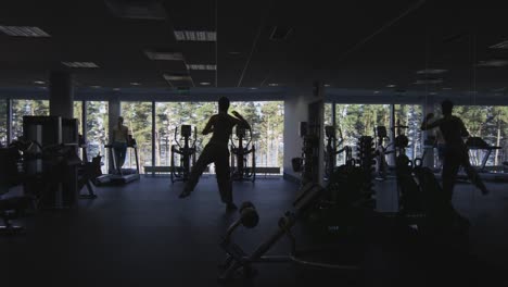 Aufnahmen-von-Menschen-silhouette-Bewegung-und-training-in-der-Turnhalle.