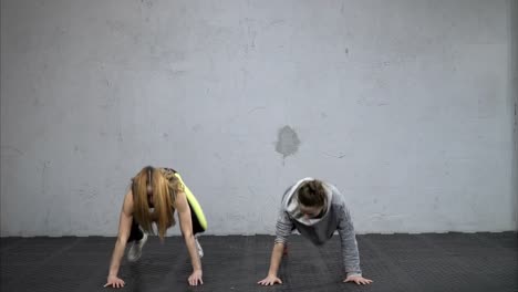 mujeres-realizando-ejercicio-de-burpee