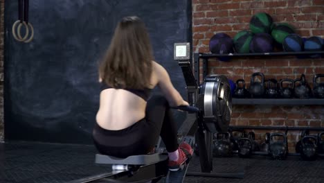 mujer-haciendo-ejercicios-de-máquina-de-remo