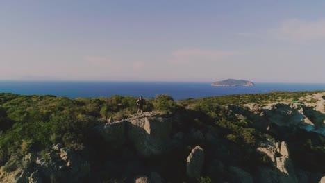 Runner-arrives-on-top-of-a-cliff-on-an-island-and-admires-the-ocean