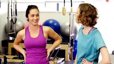 Hermosas-mujeres-interactuando-con-los-demás-en-el-gimnasio