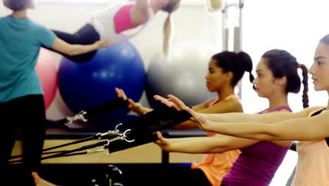 Hermosas-mujeres-haciendo-ejercicio-en-el-gimnasio