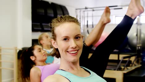 Hermosas-mujeres-haciendo-ejercicio-en-el-gimnasio