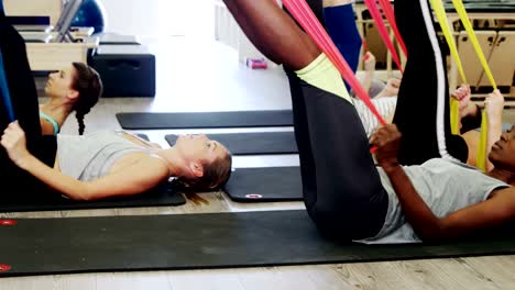 Hermosas-mujeres-haciendo-ejercicio-en-el-gimnasio