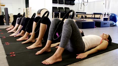 Hermosas-mujeres-haciendo-ejercicio-en-el-gimnasio