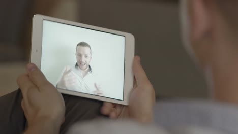 Mann-mit-Digital-Tablette-zu-kommunizieren.-Freunde,-die-Spaß-per-Videochat-zu-sprechen.