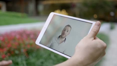 Mann-mit-Digital-Tablette-zu-kommunizieren.-Freunde,-die-Spaß-per-Videochat-zu-sprechen.