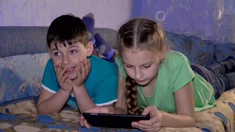 Jungen-und-Mädchen-spielen-mit-TabletPC