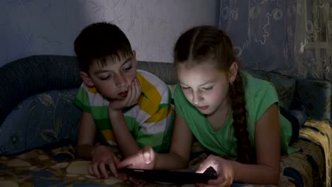 Boy-and-girl-play-with-tablet-pc