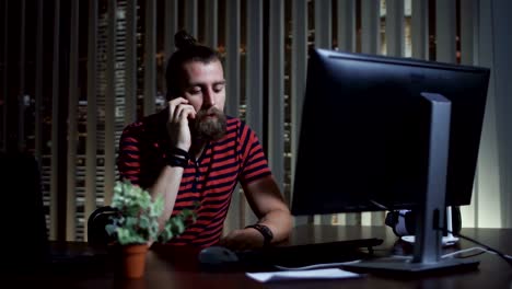 Man-calling-phone-in-office