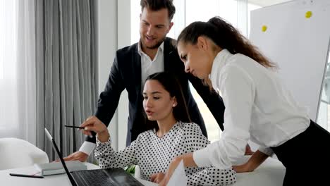 administradores-junto-a-la-pantalla-del-ordenador-portátil,-hablando-con-los-demás,-trabajadores-creativos,-hablar-de-desarrollo-de-negocios-en-la-oficina