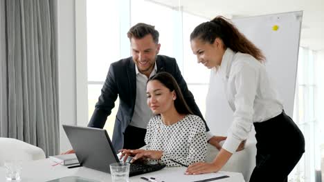 Felizes-socios-en-sala-de-juntas-modernas,-profesionales-de-negocios-la-gente-discutiendo-de-nuevo-proyecto-en-la-computadora-portátil