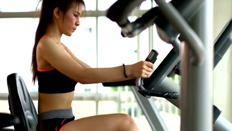 Asiatischen-Sportart-Frau-Übung-in-der-Turnhalle