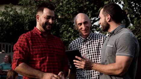 Menschen-mit-Tablet-im-Garten