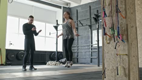 Mujer,-saltar-a-la-cuerda-en-el-entrenamiento-con-Entrenador-Personal