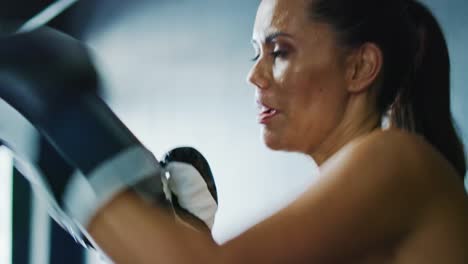 Woman-Boxing-in-the-Gym