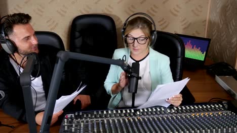 hombre-de-los-presentadores-de-radio-bonita-y-niña-en-conversaciones-de-auriculares-con-micrófono-junto-a-la-consola-de-sonido-en-el-interior