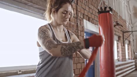 Boxeadora-Taping-manos-para-entrenamiento