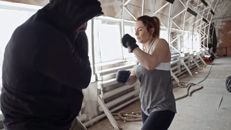 Boxerin-Sparring-mit-männlich-Coach