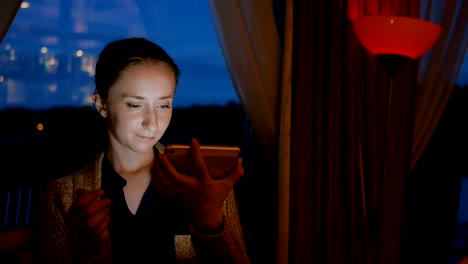 Woman-using-digital-tablet-computer-device-in-cafe