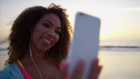 Selfie-tomar-mujer-afroamericana-con-teléfono-inteligente