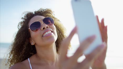 Voluptuosa-mujer-afroamericana-en-Playa-Sol