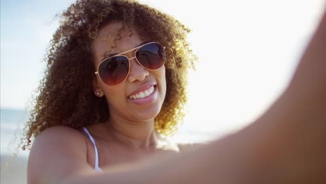 African-American-mujer-tomando-foto-selfie-en-playa