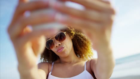 Ethnische-weibliche-nehmen-Selfie-mit-Smartphone-Kamera