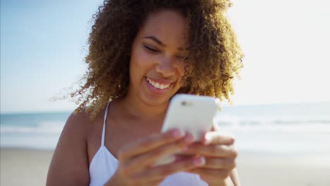 Entspannte-afroamerikanische-Frauen-SMS-auf-Smartphone