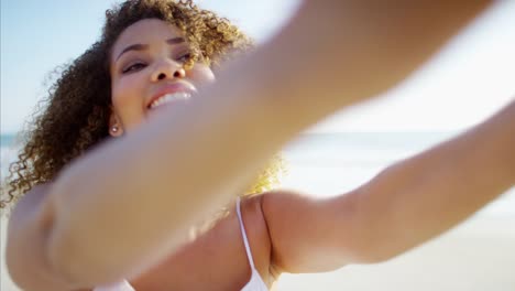 Mujer-Afro-Americana-teniendo-cámara-selfie-al-atardecer