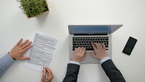 Manos-de-los-hombres-trabajando-en-la-computadora-portátil