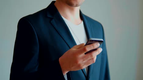 Mujer-con-un-smartphone.-2-tiros.-Dolly.-Mujer-manos-usando-un-teléfono-móvil,-2-diferentes-disparos-ángulos.-Más-opciones-en-mi-cartera.