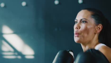 Woman-Boxing-in-the-Gym