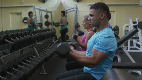 Levantamiento-de-pesas-en-el-gimnasio-la-gente