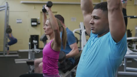 People-lifting-weights-at-gym