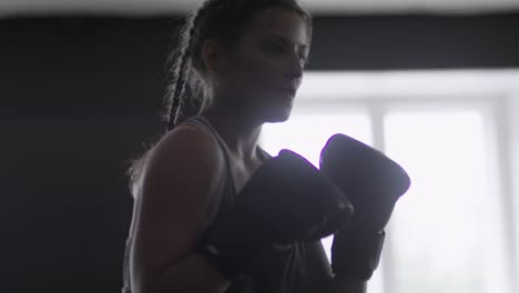 Junges-Mädchen-Shadow-Boxing-in-Turnhalle