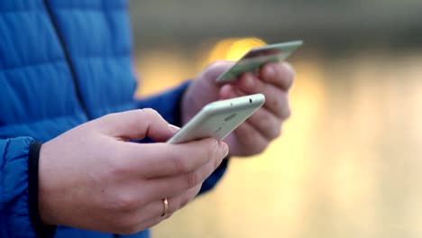 hombre-hace-las-compras-con-tarjeta-de-crédito-y-teléfono