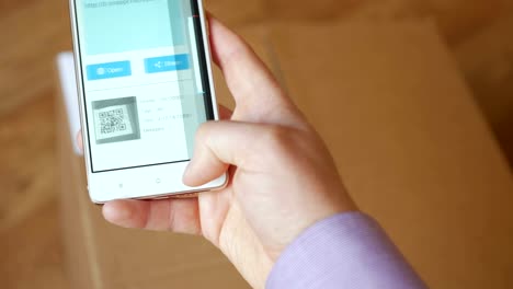 QR-Code-mit-Ihrem-Smartphone-scannen.-Der-Mann-liest-den-Barcode-mit-der-Anwendung-auf-dem-Smartphone.