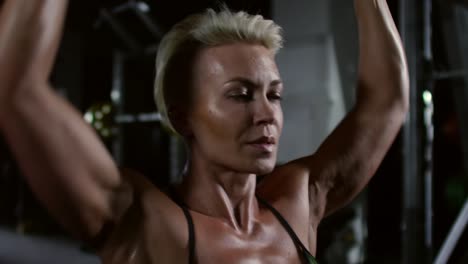 Female-Bodybuilder-Doing-Dumbbell-Overhead-Press