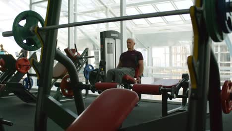 Senior-woman-Training-im-Fitness-Studio