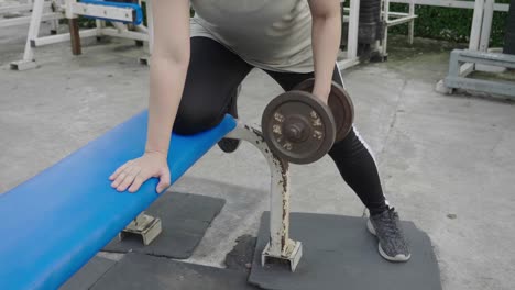 Junge-schöne-Mädchen-in-der-Turnhalle-Übungen-mit-Langhantel,-Slow-motion