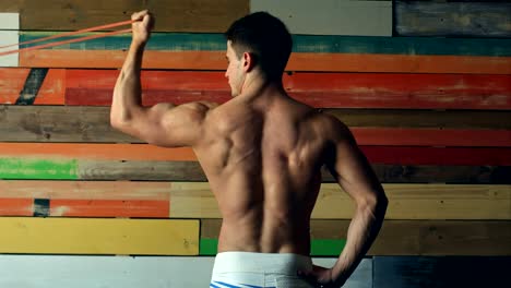 Gimnasio-poderoso-hombre-con-biceps-muscular