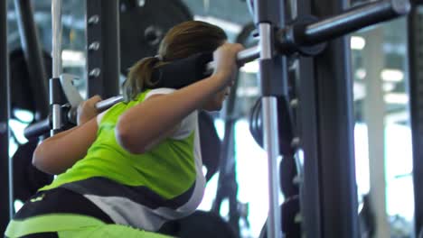 Woman-Doing-Squats-in-Smith-Machine