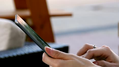 Frau-Hand-mit-technologischen-Tablet-Gerät-im-freien