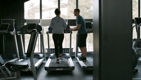 Mujer-que-trabaja-fuera-con-el-entrenador-de-gimnasio