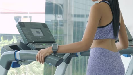 Asian-girl-running-on-the-treadmill-in-the-gym