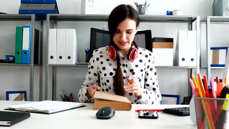 mujer-con-auriculares-rojo-en-hombros,-cierre-el-libro-y-que-se-inclinan-hacia-atrás