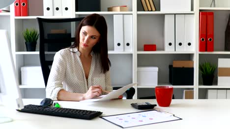 geschäftsfrau-im-Bürostuhl-sitzen-und-arbeiten-im-weißen-Büro